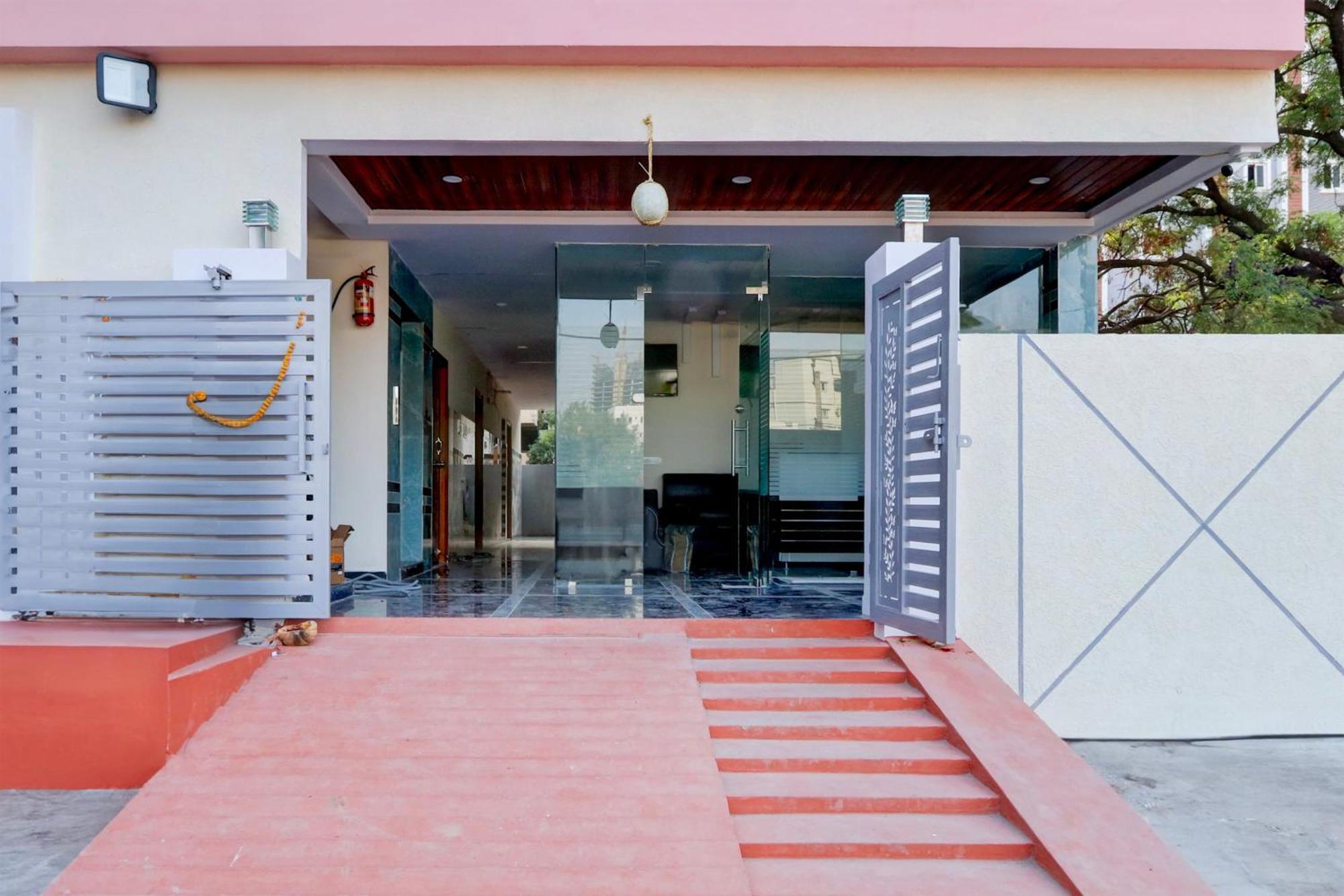 Super Townhouse Nanak Ram Guda Near Waverock Sez Хидерабад Екстериор снимка