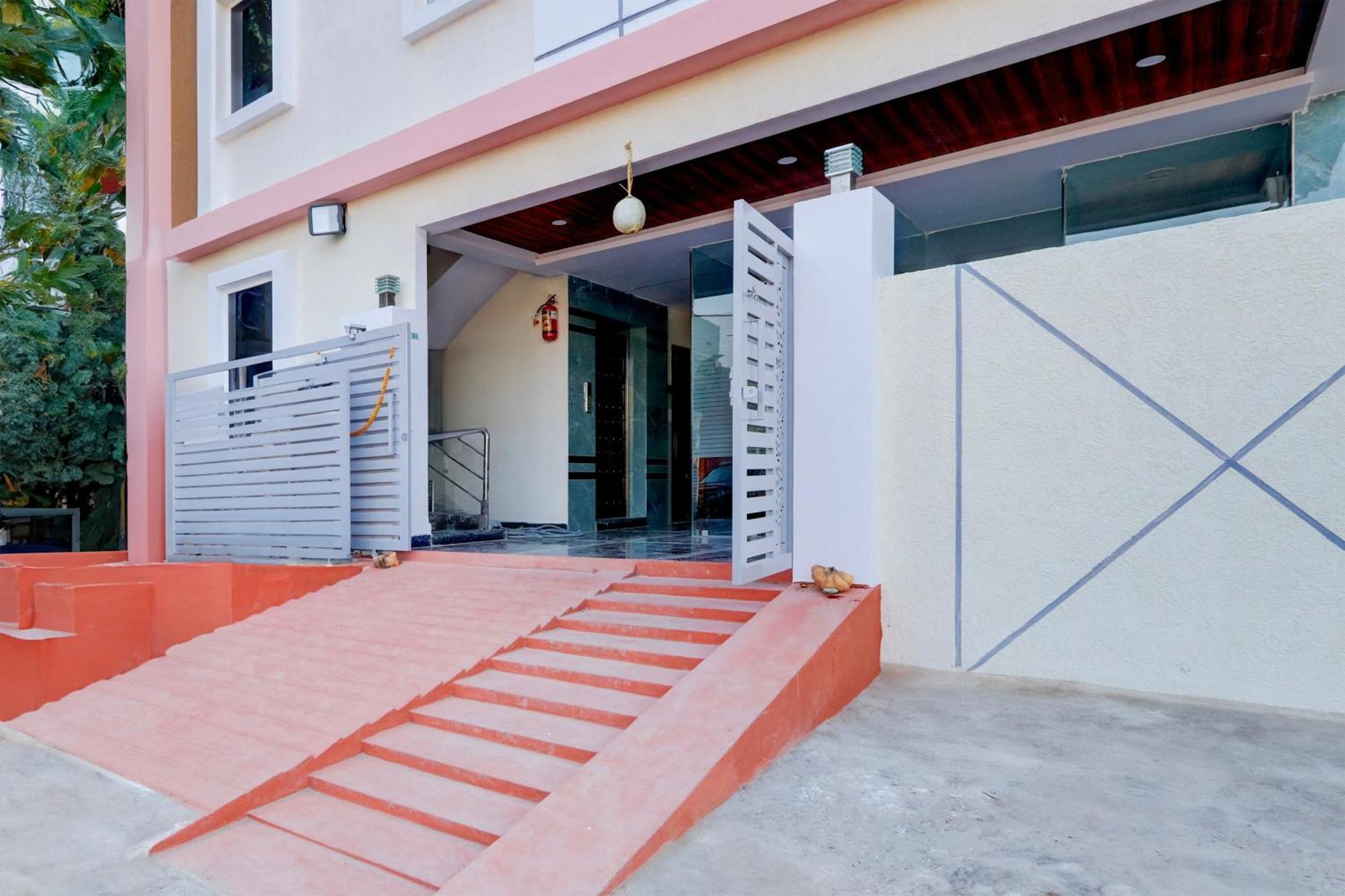 Super Townhouse Nanak Ram Guda Near Waverock Sez Хидерабад Екстериор снимка